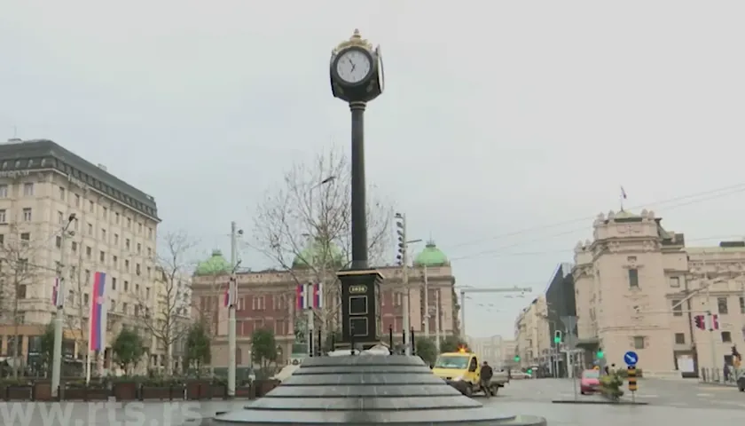 Belgrad Cumhuriyet Meydanı'ndaki dokuz metrelik dev saat sorunlar çözülerek kuruldu.