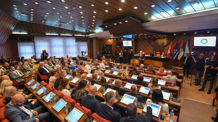 Sırbistan Novi Sad Meclisi Oturumu Tartışmalarla Sona Erdi İki Vekil Uzaklaştırıldı