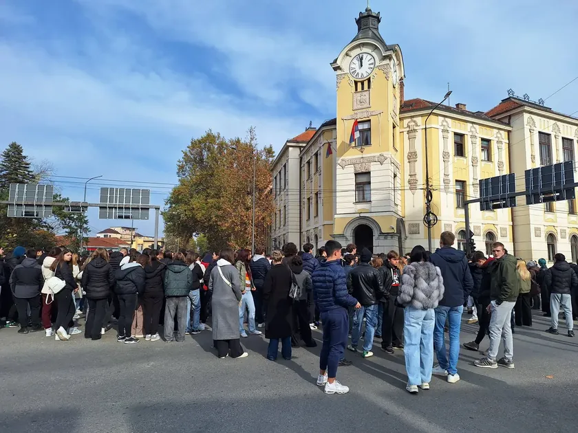 NiÅ¡ki öğrenciler eğitim yasası değişiklikleri nedeniyle protesto ediyor.