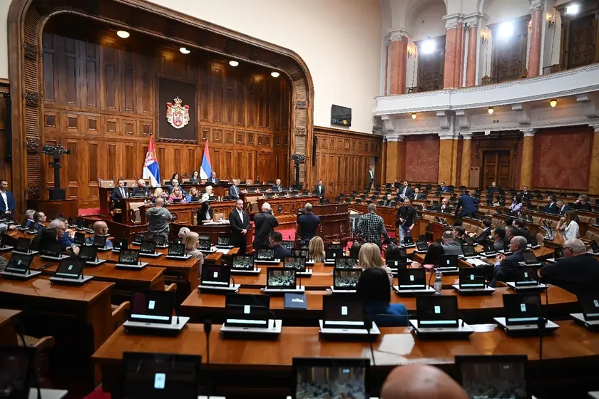Sırbistan Meclisi Milletvekilleri Önerilen Yasa Tasarılarındaki Değişiklik Önergelerini Görüşmeye Devam Etti