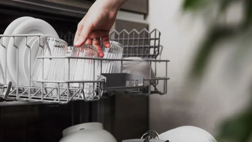 Bulaşık Makinesine Asla Koyulmaması Gerekenler: İlk Yıkamada Hasar Görebilecek Mutfak Eşyaları