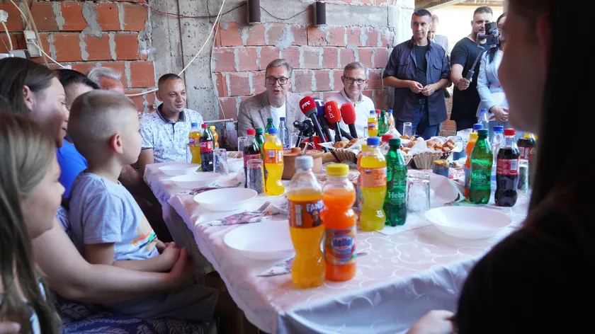 Sırbistan Cumhurbaşkanı Aleksandar Vučić, Topliçka Bölgesi'nde Veljić ailesiyle görüştü.