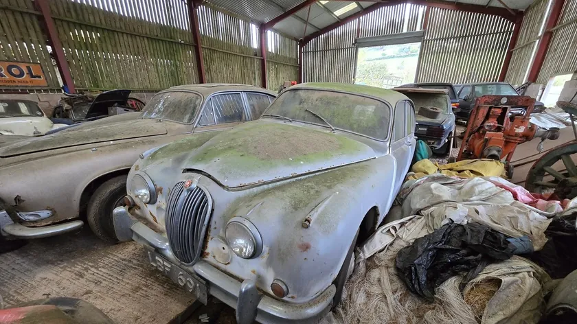 Bucharest'ta bulunan 66 yıllık bir Morris Minor 1000 modeli yakında yeni sahibi buluyor.