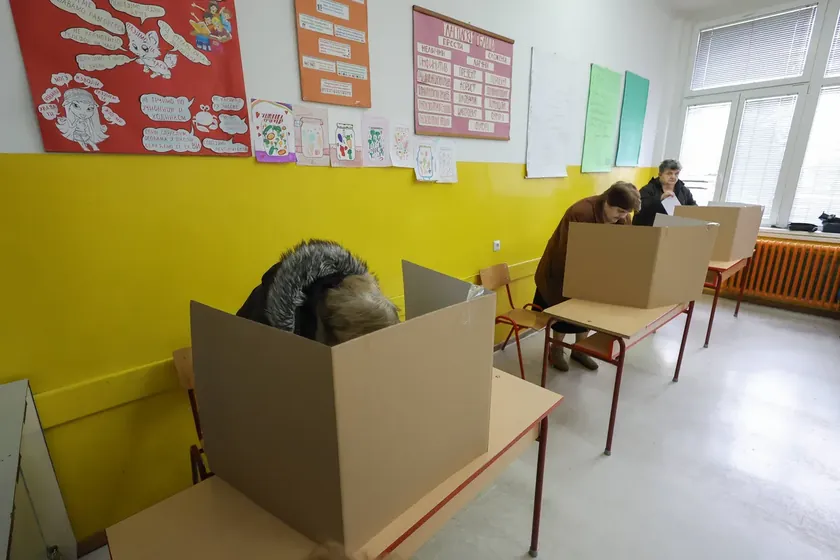 Sırbistan'da yeni oylama sandıkları için tartışma sürüyor.