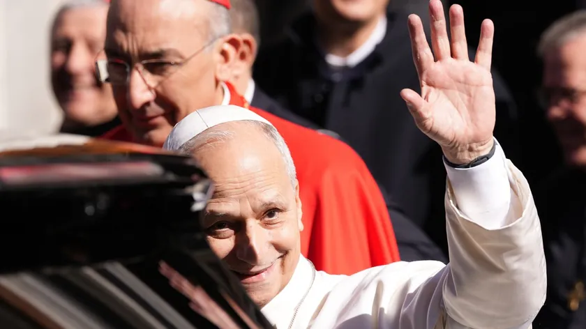 Vatikan'daki Papa seçiminde bir kardinalin cep telefonu bulunması konklavı böldü