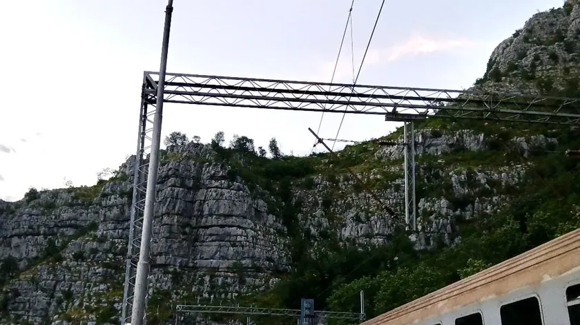 Sırbistan-Karadağ arası tren yolculuğu Moraçe Kanyonunda durduruldu.