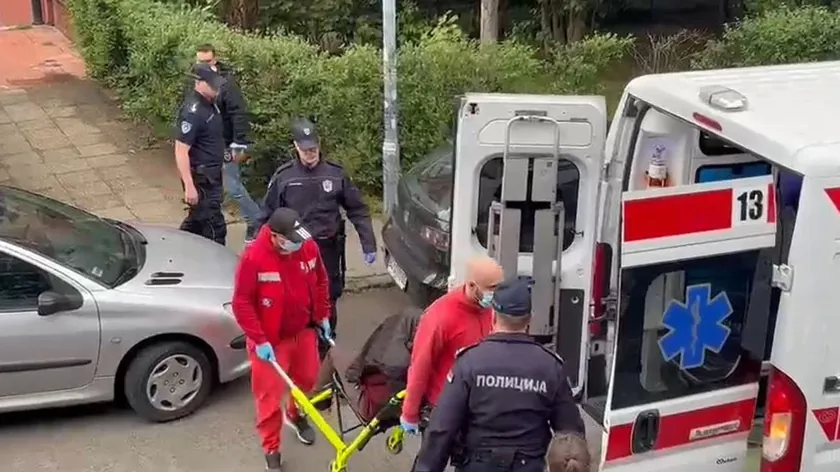 Sırbistan'da eşini öldürdüğü iddia edilen kadın Çukaritsa'da sedyeyle çıkarıldı