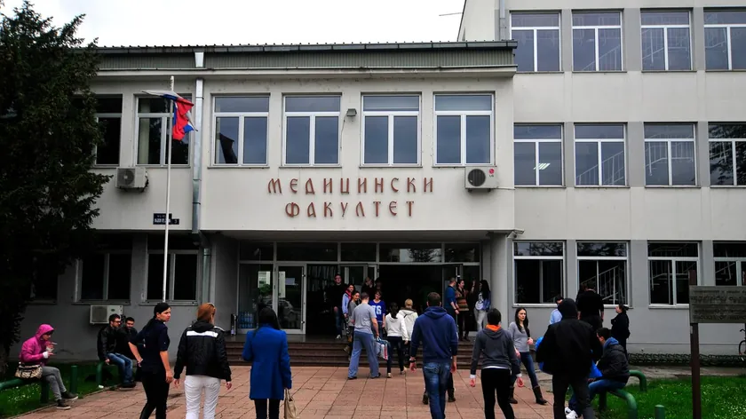 Sırbistan Belgrad Tıp Fakültesi Öğrencileri Dekanlığı Blokaj Başlattı