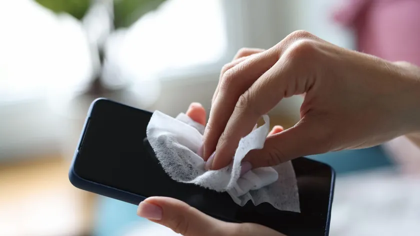 Telefonunuzu ne kadar sık dezinfekte etmeli ve cildinizi nasıl korumalıdır?