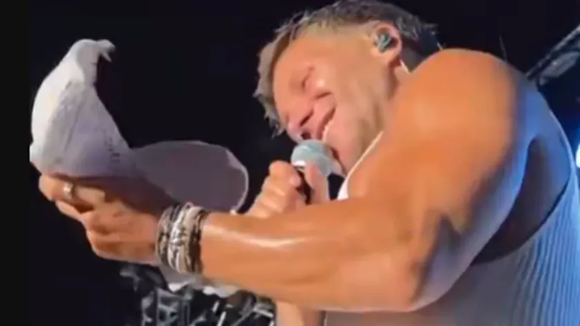 Sırp şarkıcısı Saša Kovačević'in bir konserinde iz sürprizi bir olay yaşandı.