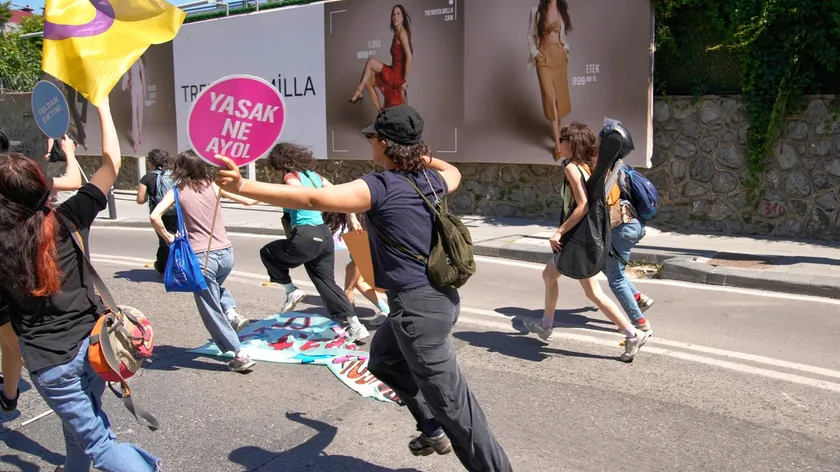 Türkiye'de LGBT topluluğuna yönelik bir operasyon düzenlendi.