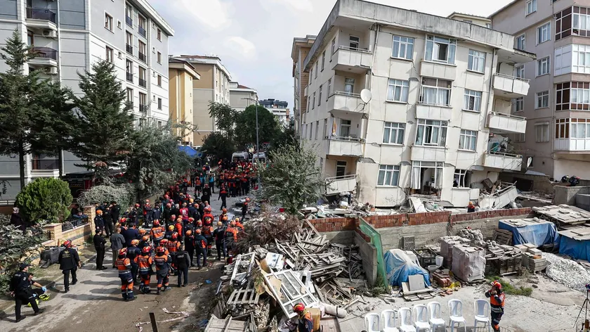 İstanbul Maltepe'de çöken binada ölü sayısı 5'e yükseldi, arama kurtarma çalışmaları sona erdi