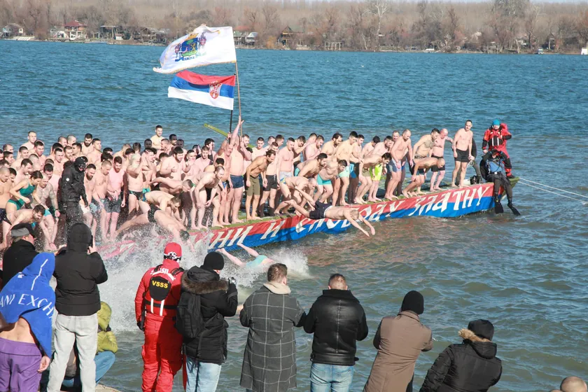 Amerika Birleşik Devletleri Beograd Büyükelçiliği Yetkilisi İlk Defa Sırbistan'da Onur Haçı Yüzme Etkinliğine Katıldı