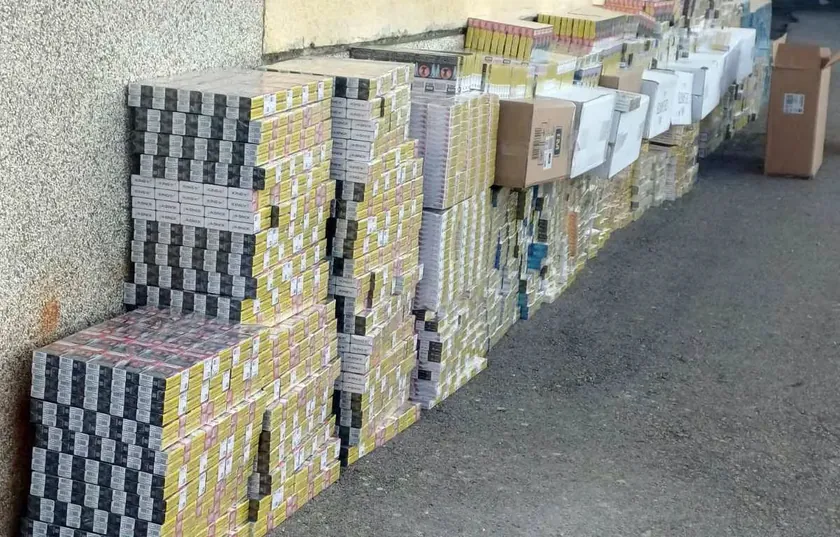 Sırbistan'da kamyonun gizli bölmesinde 1.600 kutu kaçak sigara yakalandı.