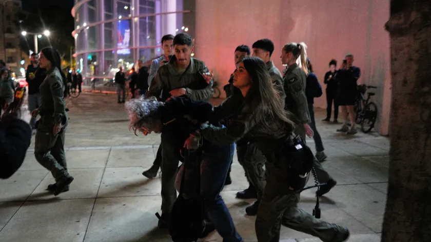 İsrail'de binden fazla vatandaş Ortadoğu'daki savaşı protesto ederken polisle çatıştı