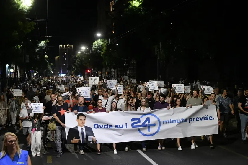 Sırbistan'da binlerce kişi, Zoran Kesić'in sunduğu '24 Dakika' programına destek olmak için protesto etti.