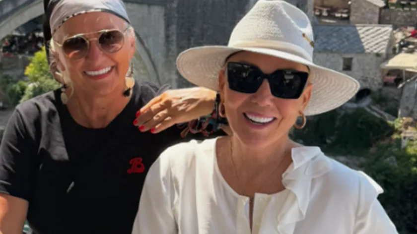 Lepa Brena, Kata ve arkadaşı ve oğlu Viktor ile Mostar'da tatil yapıyor.