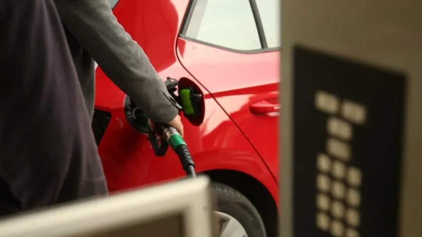 Karadağ'da akaryakıt istasyonlarında yoğunluk yaşanıyor, zam ve kıtlık riski yükseldi