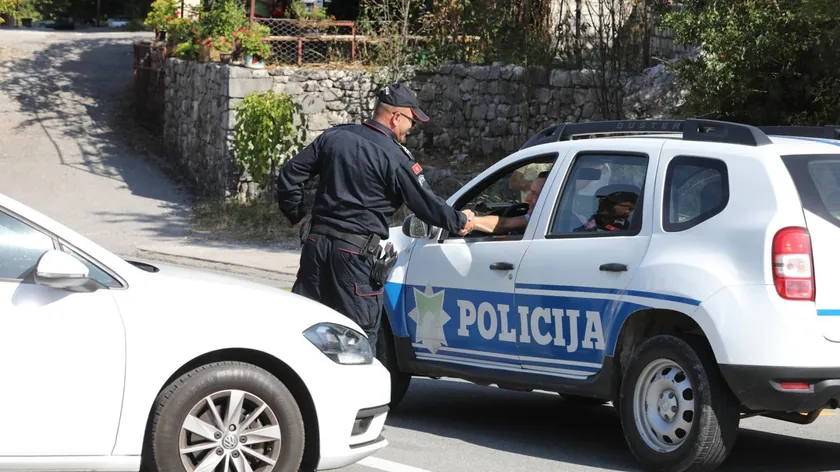 Karadağ'da yeni bir kural nedeniyle genç sürücüye 300 euro ceza kesildi.