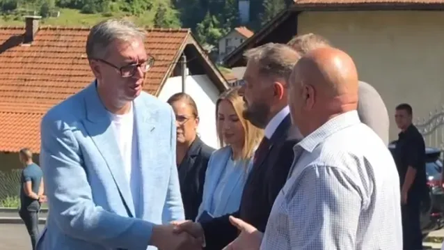 Sırbistan Cumhurbaşkanı Aleksandar Vučić'e bir kadın sorular sordu.