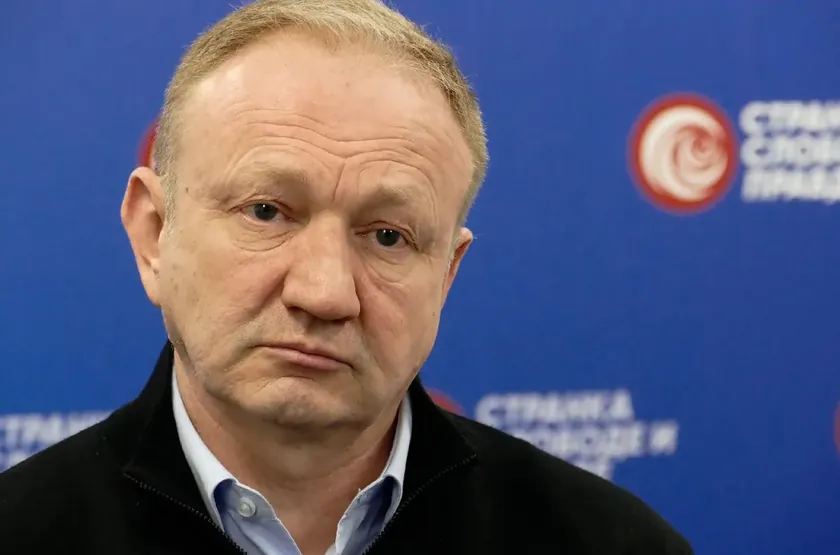 Sırbistan'dan Đilas, Macut'un bakanları sayamamasına 100 avro iddiası ortaya attı.