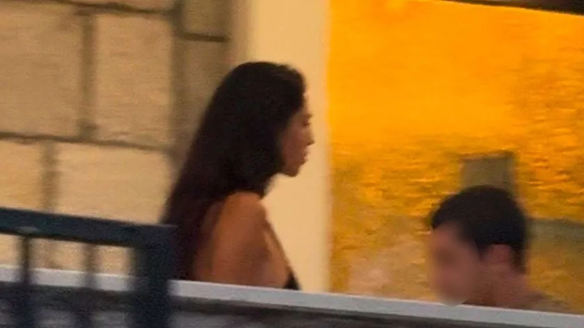 Paparaco Đina Džinović Karadağ'da makyajsız, birçok kişi onu tanımadı.