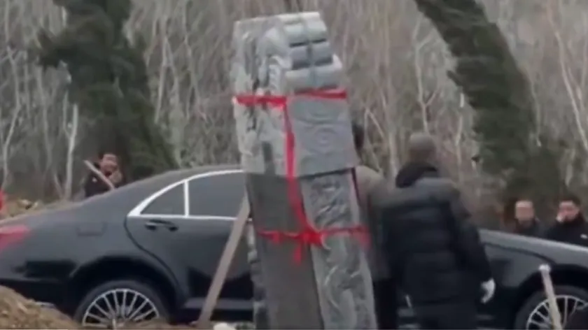 Sosyal Medyada Büyük Yankı Uyandıran Cenaze İş İnsanı Lüks Aracıyla Toprağa Verildi