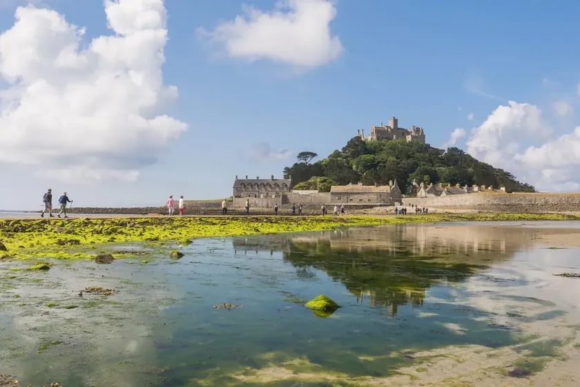 Sent Majkls Mauntu sadece belirli bir saatte ulaşılabilir çünkü yolun aynı zamanda denizle kaplanır.