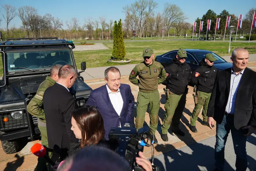 Sırbistan İçişleri Bakanı Ivica Dačić, protestolar sırasında "ses topları" kullanıldığı iddialarını tekrar yalanladı.