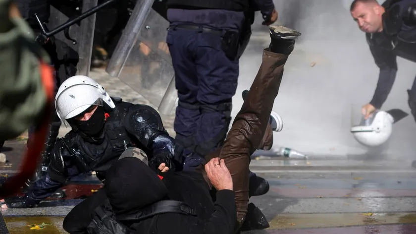 Arnavutluk'ta öğrenci protestolarında şiddet: 16 gözaltı, 5 polis açığa alındı