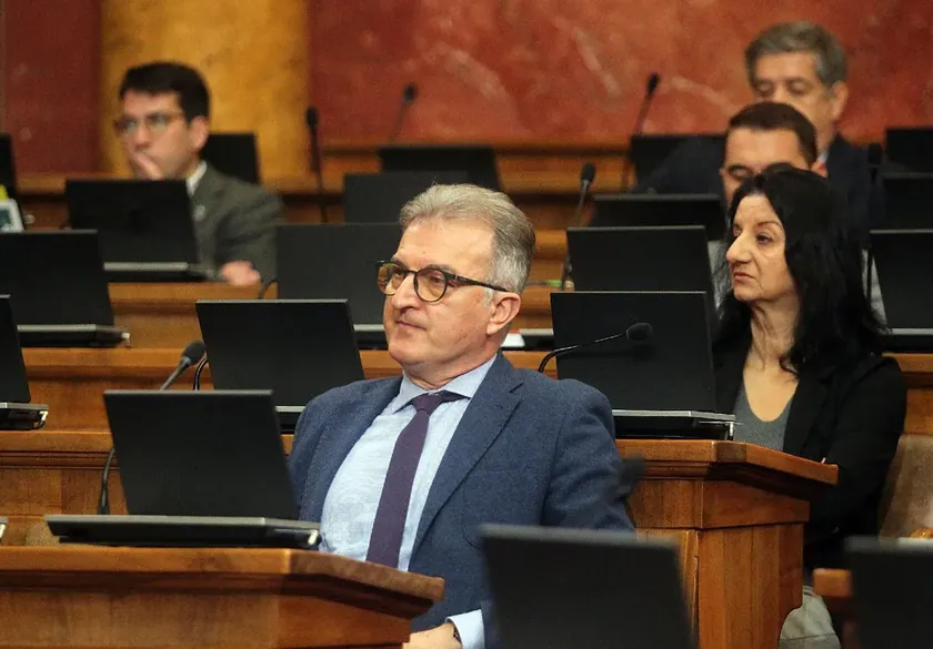 Sırbistan Meclisi'nde primitivizme tepki: Siyaset psikolog açıklaması gerektiriyor