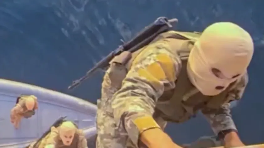 İran Hürmüz Boğazı'nda gemi ele geçirme görüntülerini yayımladı, ABD bir tankere el koydu