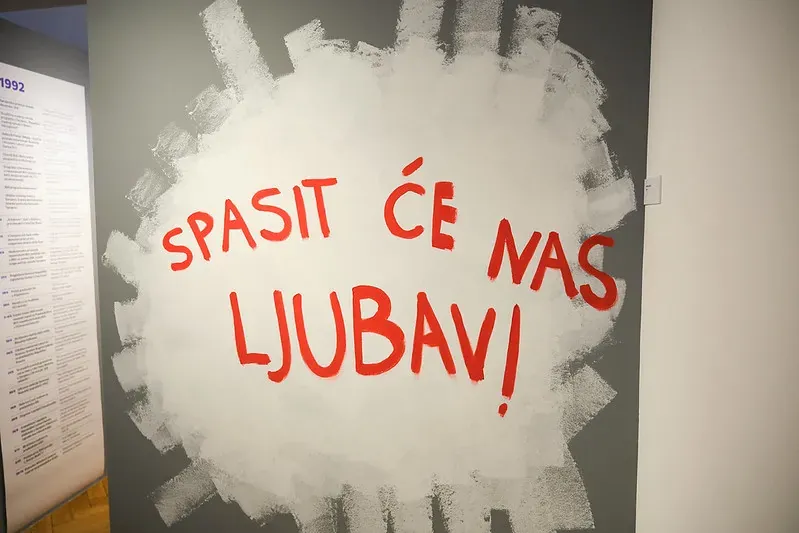 Sırbistan Dokuzlar Müzesi gençlerin 1990'lara yönelik algısını ele alıyor