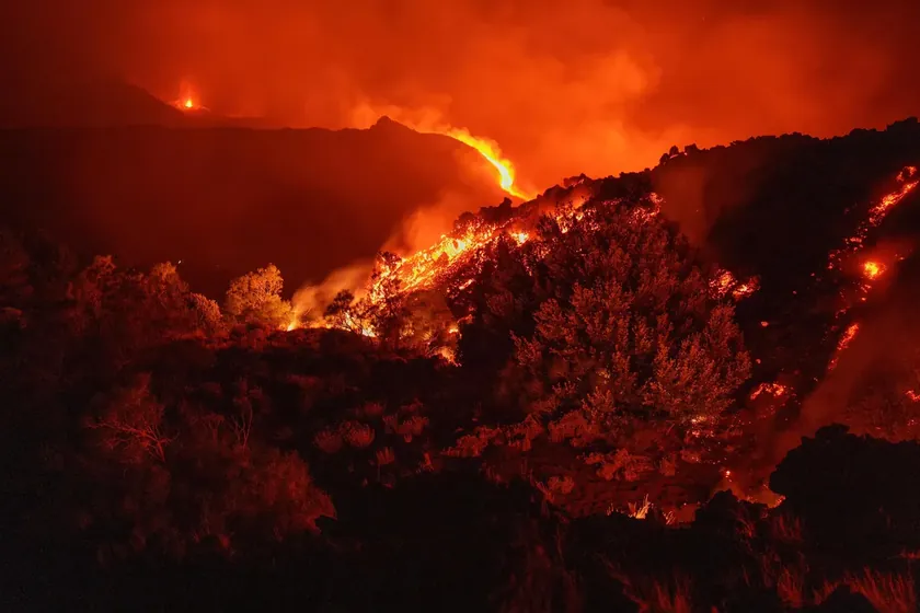 Er Srbija, Etna volkanı nedeniyle Katanije uçuşlarını Kalabriya'ya yönlendirdi.