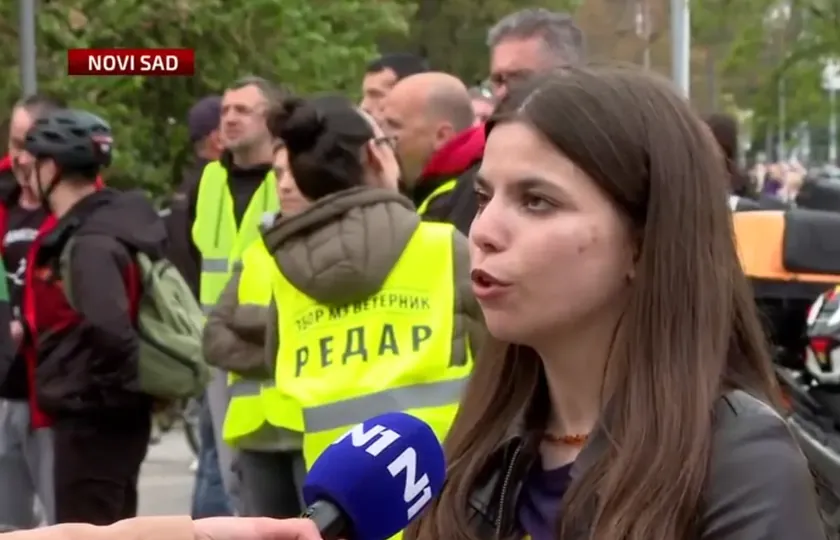 Sırbistan'ın Novi Sad kentinde otobüsü yakılan Jaćimović'e destek protestosu düzenlendi