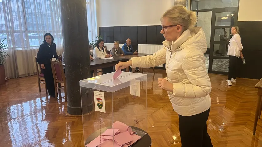 Sırbistan Lučane'de Yerel Seçimlerde Kotraža'da Rekor Katılım Kaydedildi