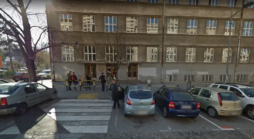 Belgrad Lisesi'nde sekiz öğretmen uzaklaştırıldı, müdür vekilinin görevi sona eriyor.