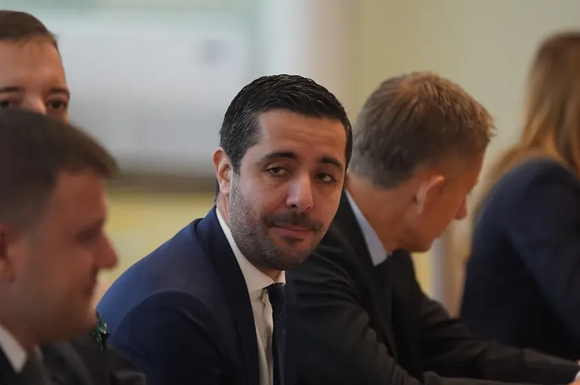 Sırbistan Vranje'de belediye eski bakanın kardeşine ait şirketten ofis kiraladı