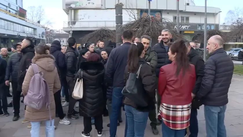 Sırbistan'ın Kraljevo kentindeki Gir fabrikası işçileri maaş alamayınca makineleri durdurup protesto düzenledi.