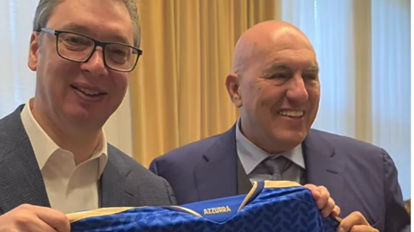 Sırbistan Cumhurbaşkanı Vučić İtalyan Bakanla görüştü, özel forma hediye edildi