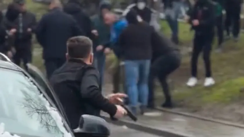 Sırbistan'ın Bajina Bašta kentinde olay çıktı, bir kişi tabancayla görüntülendi.