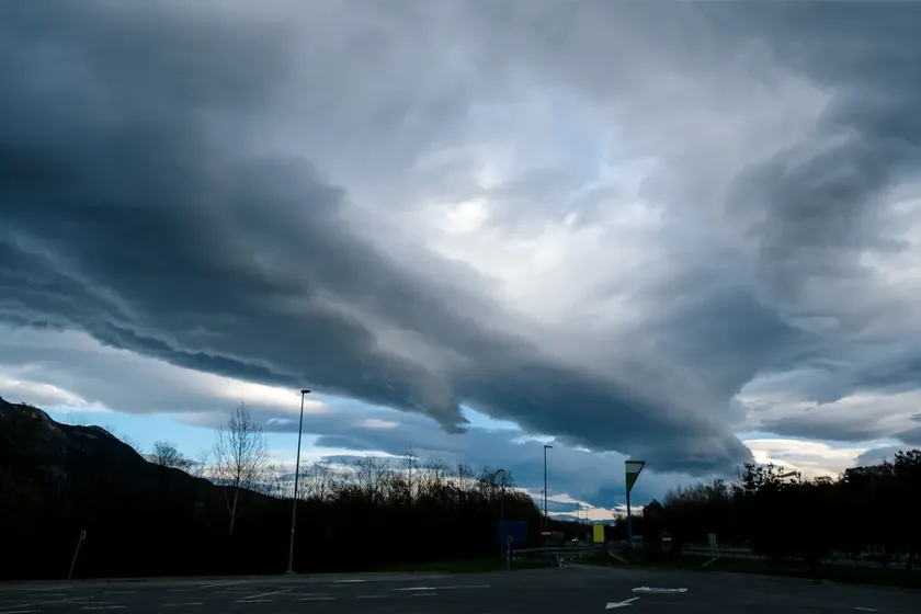 VIDEO Güçlü hava durumu Slovenya ve Hırvatistan'ı etkiliyor Rüzgar çatıları uçuruyor, binlerce kişi elektriksiz kaldı