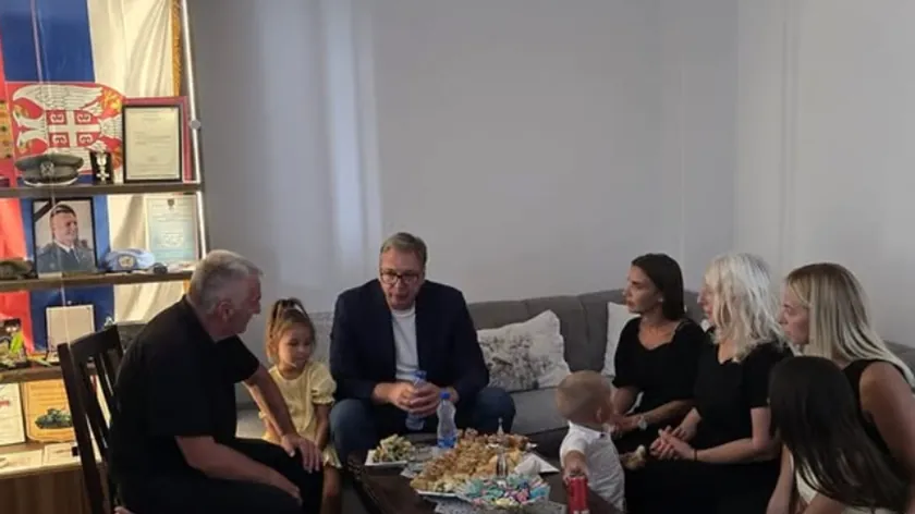 Sırbistan Cumhurbaşkanı Aleksandar Vučić Kraljevo'da şehit askeri Milovan Jovanović'in ailesini ziyaret etti.
