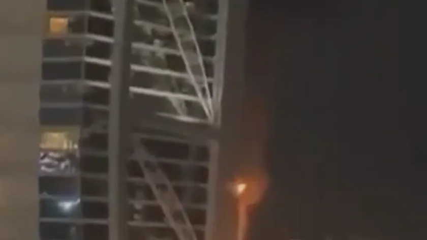 Dubai'de İran dronu engellendi: Burc El Arab dış cephesinde yangın çıktı