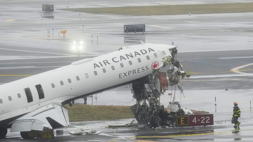 New York Havalimanı'nda Uçak Kazası: İki Pilot Öldü, Kontrolör Hatasını Kabul Etti