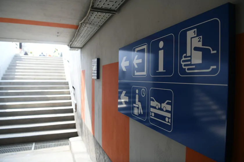 Zemun'daki tren istasyonundaki yer altı geçidi çatlaklarla dolu, vatandaşlar endişeli