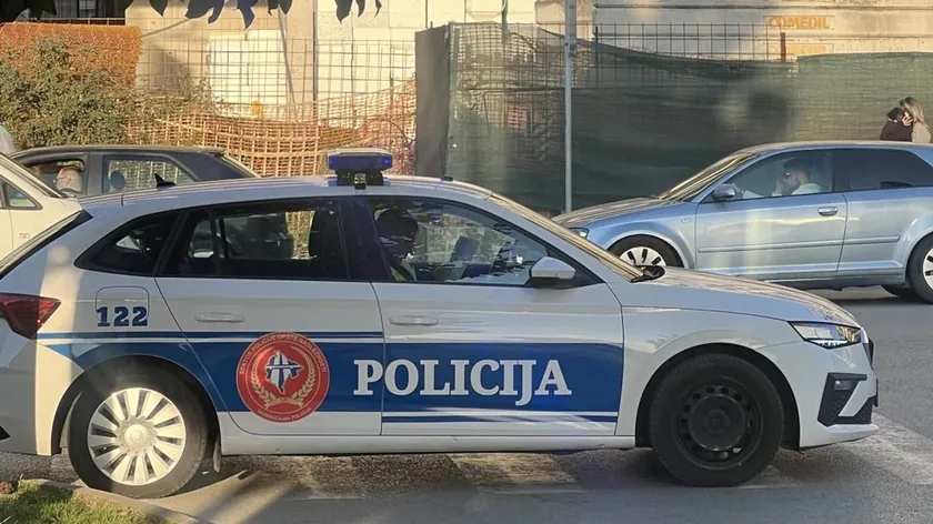 Bijelopolje'de Aile İçi Şiddet Annenin Oğlu Üzerine Kılıçla Tehdit Etmesiyle Tutuklanması