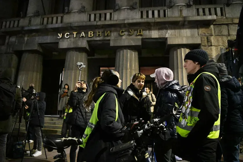 Sırbistan Anayasa Mahkemesi Önünde Yargıya Baskılara Karşı Protesto Başladı