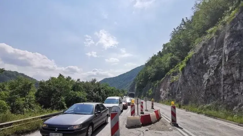 Kameni Gora yolunda yeniden yapım çalışması nedeniyle trafik 15.00'e kadar durduruldu