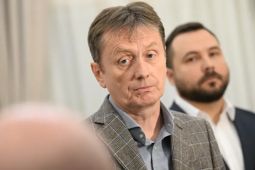 SNS'den gelen listeyi RIK'a teslim edildi Glišić RIK'ta Brnabiç, Vučić ve Miloš Pavlović ile birlikteydi